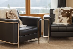 Grand Chalet At Grand Lake 4 Bedroom Cabin by RedAwning