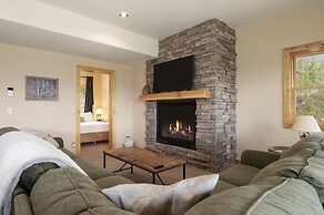 Grand Chalet At Grand Lake 4 Bedroom Cabin by RedAwning