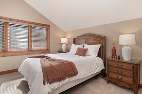 Stagecoach Cabin 5 Bedroom Home by RedAwning