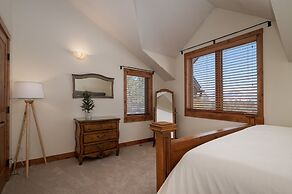 Stagecoach Cabin 5 Bedroom Home by RedAwning