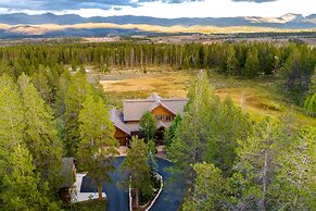 Stagecoach Cabin 5 Bedroom Home by RedAwning