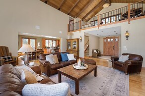 Stagecoach Cabin 5 Bedroom Home by RedAwning