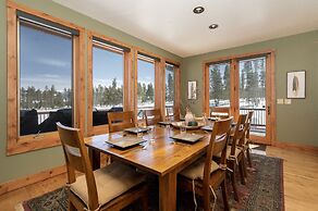 Stagecoach Cabin 5 Bedroom Home by RedAwning