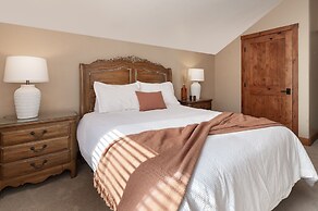 Stagecoach Cabin 5 Bedroom Home by RedAwning