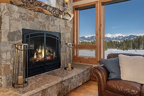 Stagecoach Cabin 5 Bedroom Home by RedAwning