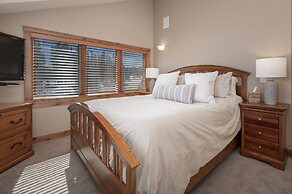 Stagecoach Cabin 5 Bedroom Home by RedAwning