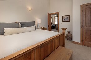 Stagecoach Cabin 5 Bedroom Home by RedAwning