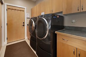 Stagecoach Cabin 5 Bedroom Home by RedAwning