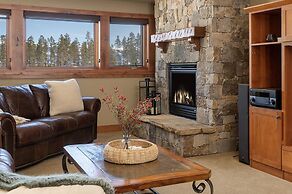 Stagecoach Cabin 5 Bedroom Home by RedAwning