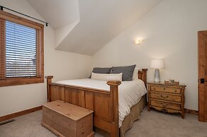 Stagecoach Cabin 5 Bedroom Home by RedAwning