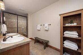 Stagecoach Cabin 5 Bedroom Home by RedAwning