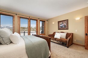 Stagecoach Cabin 5 Bedroom Home by RedAwning