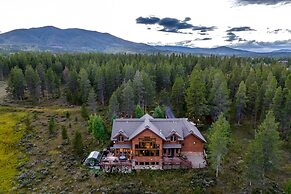 Stagecoach Cabin 5 Bedroom Home by RedAwning