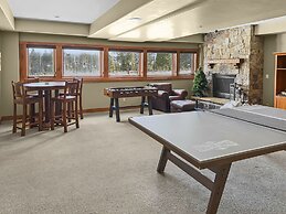 Stagecoach Cabin 5 Bedroom Home by RedAwning