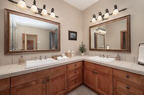 Stagecoach Cabin 5 Bedroom Home by RedAwning