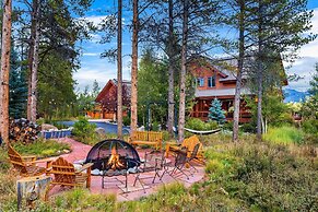 Stagecoach Cabin 5 Bedroom Home by RedAwning