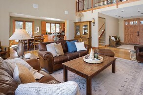 Stagecoach Cabin 5 Bedroom Home by RedAwning