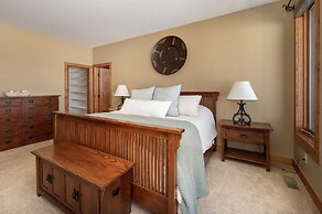 Stagecoach Cabin 5 Bedroom Home by RedAwning