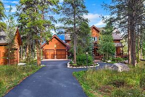 Stagecoach Cabin 5 Bedroom Home by RedAwning