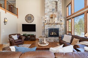 Stagecoach Cabin 5 Bedroom Home by RedAwning