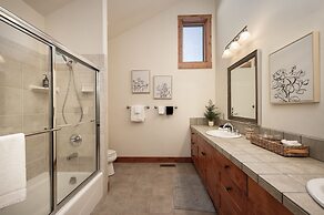 Stagecoach Cabin 5 Bedroom Home by RedAwning