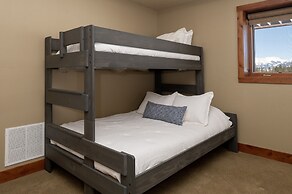 Stagecoach Cabin 5 Bedroom Home by RedAwning