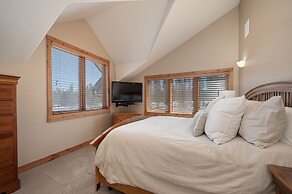 Stagecoach Cabin 5 Bedroom Home by RedAwning