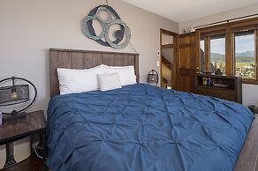 Wapiti 4 Bedroom Duplex by RedAwning