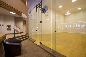 Wapiti 4 Bedroom Duplex by RedAwning