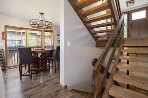 Wapiti 4 Bedroom Duplex by RedAwning