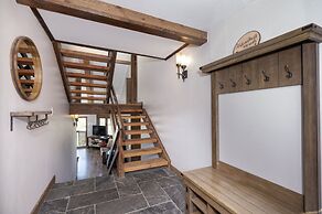 Wapiti 4 Bedroom Duplex by RedAwning