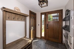 Wapiti 4 Bedroom Duplex by RedAwning