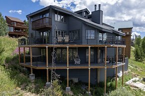 Wapiti 4 Bedroom Duplex by RedAwning