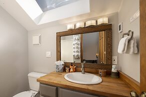 Wapiti 4 Bedroom Duplex by RedAwning