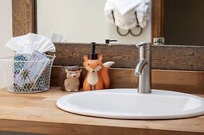 Wapiti 4 Bedroom Duplex by RedAwning