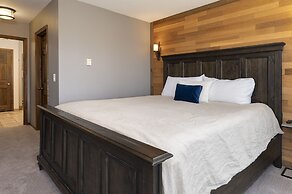 Wapiti 4 Bedroom Duplex by RedAwning