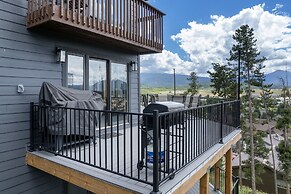 Wapiti 4 Bedroom Duplex by RedAwning