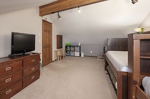 Wapiti 4 Bedroom Duplex by RedAwning