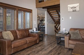 Wapiti 4 Bedroom Duplex by RedAwning