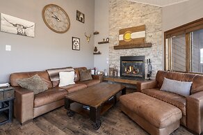 Wapiti 4 Bedroom Duplex by RedAwning