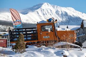 Wapiti 4 Bedroom Duplex by RedAwning