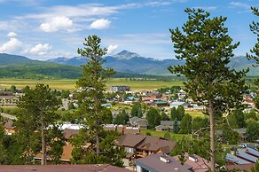 Wapiti 4 Bedroom Duplex by RedAwning