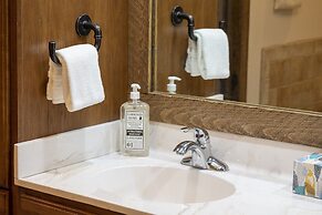 Wapiti 4 Bedroom Duplex by RedAwning