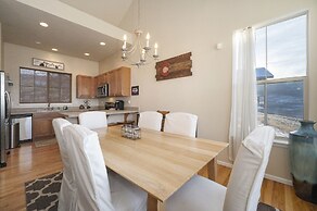 Peak View Drive 3 Bedroom Townhouse by RedAwning