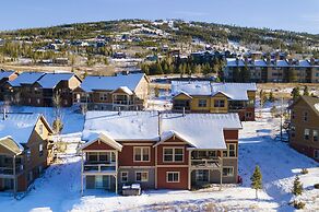 Peak View Drive 3 Bedroom Townhouse by RedAwning