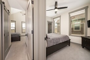 Eagle Ridge 3 Bedroom Townhouse by RedAwning