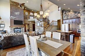 Indian Trail Cabin 5 Bedroom Cabin by RedAwning