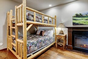 Indian Trail Cabin 5 Bedroom Cabin by RedAwning