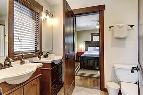 Indian Trail Cabin 5 Bedroom Cabin by RedAwning