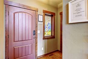 Indian Trail Cabin 5 Bedroom Cabin by RedAwning